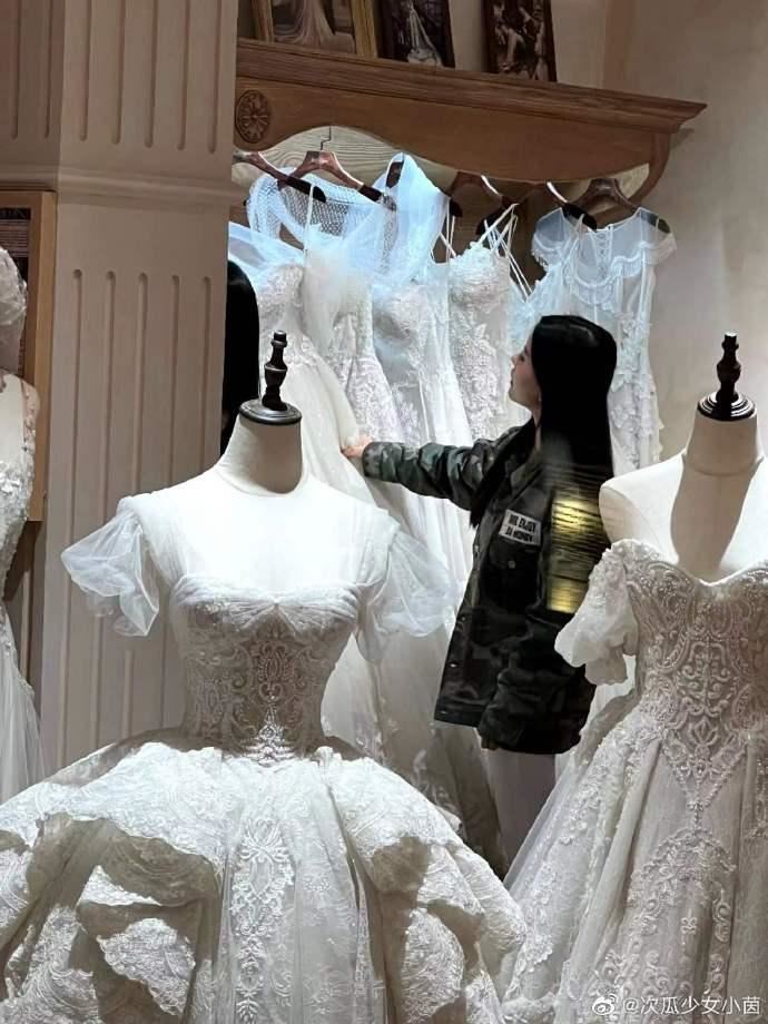 by2 现身婚纱店疑似好事将近！