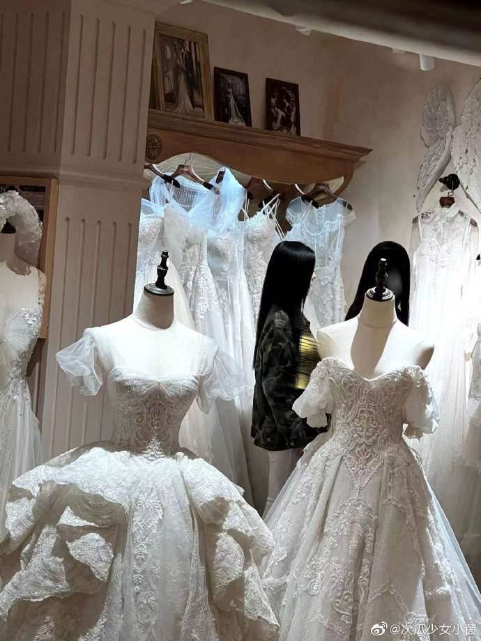 by2 现身婚纱店疑似好事将近！