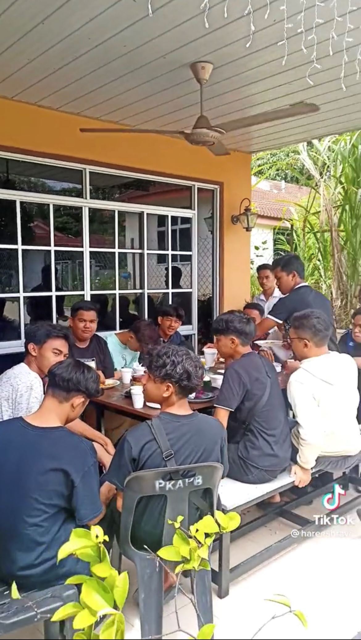 setengah juta tonton video lelaki ini sambut deepavali bersama rakan melayu