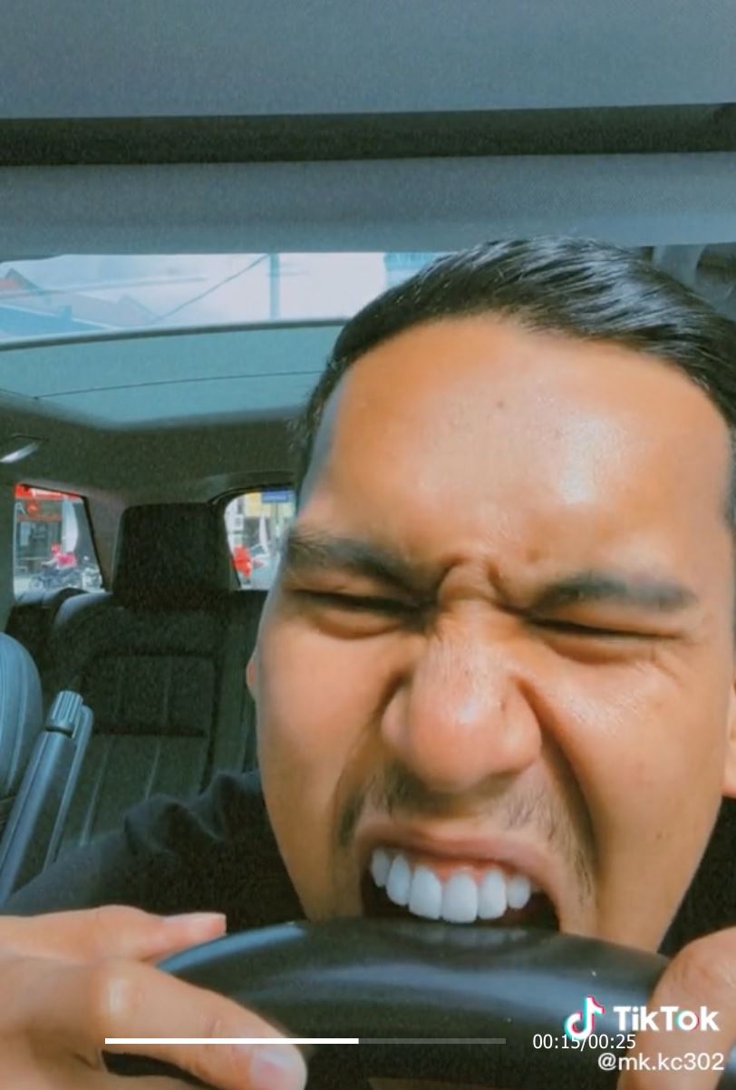pamer aksi gigit, ramai sanggup jadi stereng kereta mk k-clique