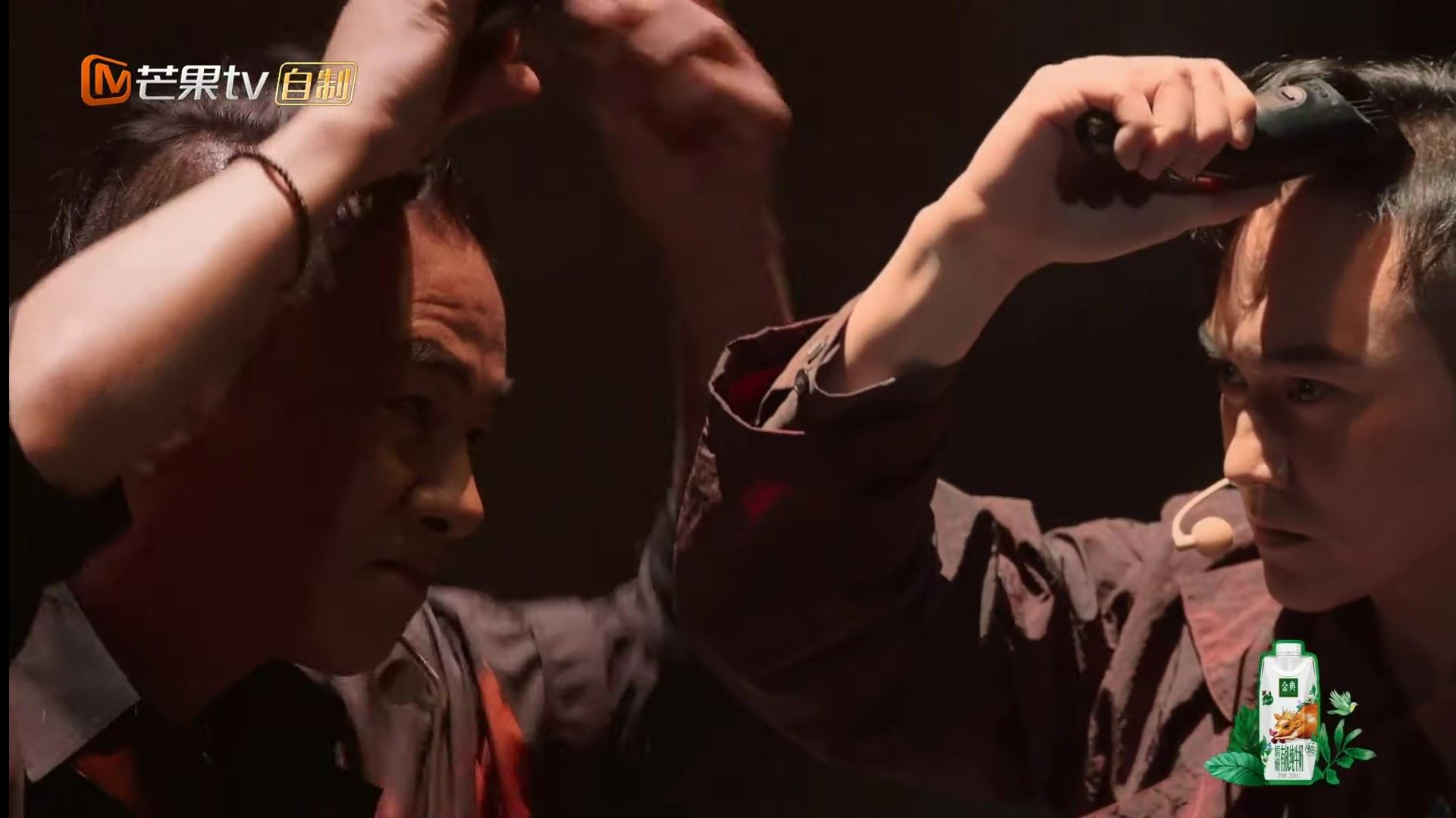 ✨陈小春张智霖五公舞台当众剃头😱 发泄《浮夸》情绪超震撼🔥