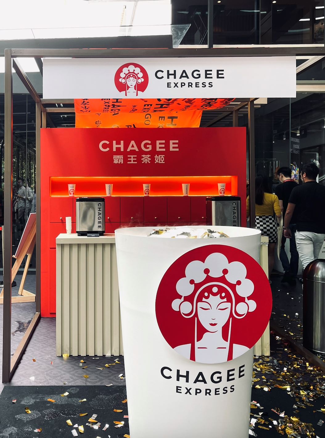 全马首家“便携式”霸王茶姬开幕！