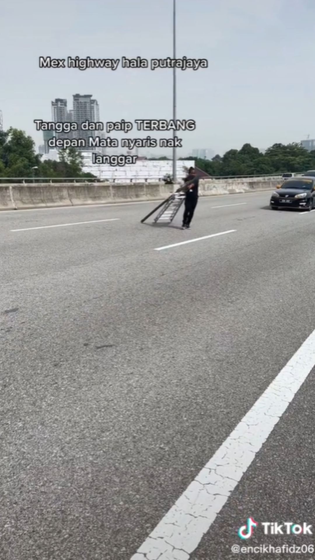 m’sians praise brave man for risking his own safety to move a ladder on mex highway