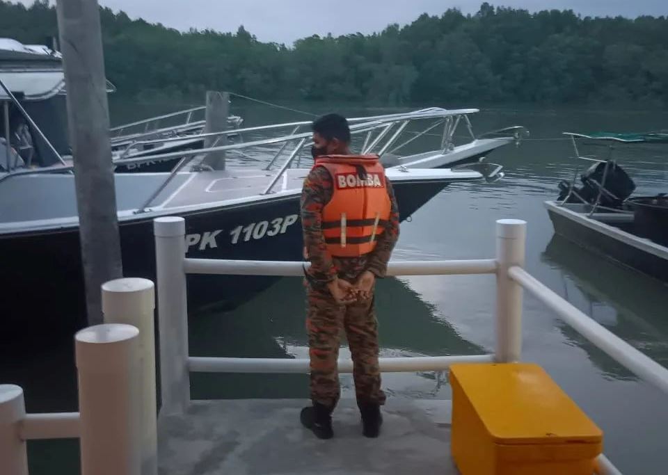 high tide warnings in klang and kuala selangor, bomba are currently monitoring water levels