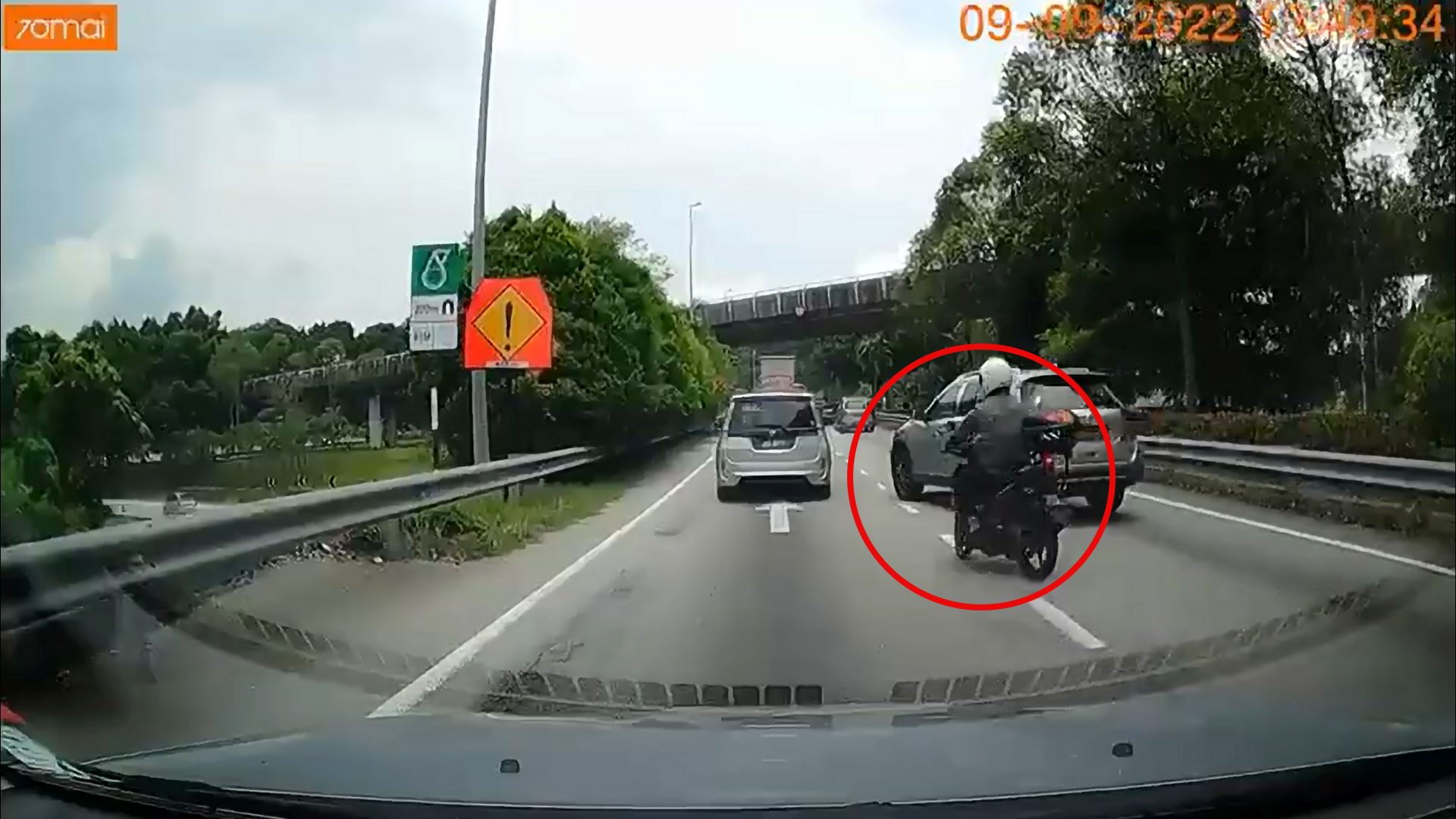 drivers stops in the middle of the road to buy “jeruk mangga,” causes accident with motorcycle