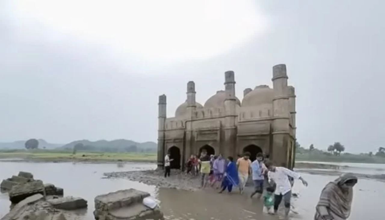 lepas tiga dekad tenggelam, masjid lama ‘muncul’ semula dan tak rosak