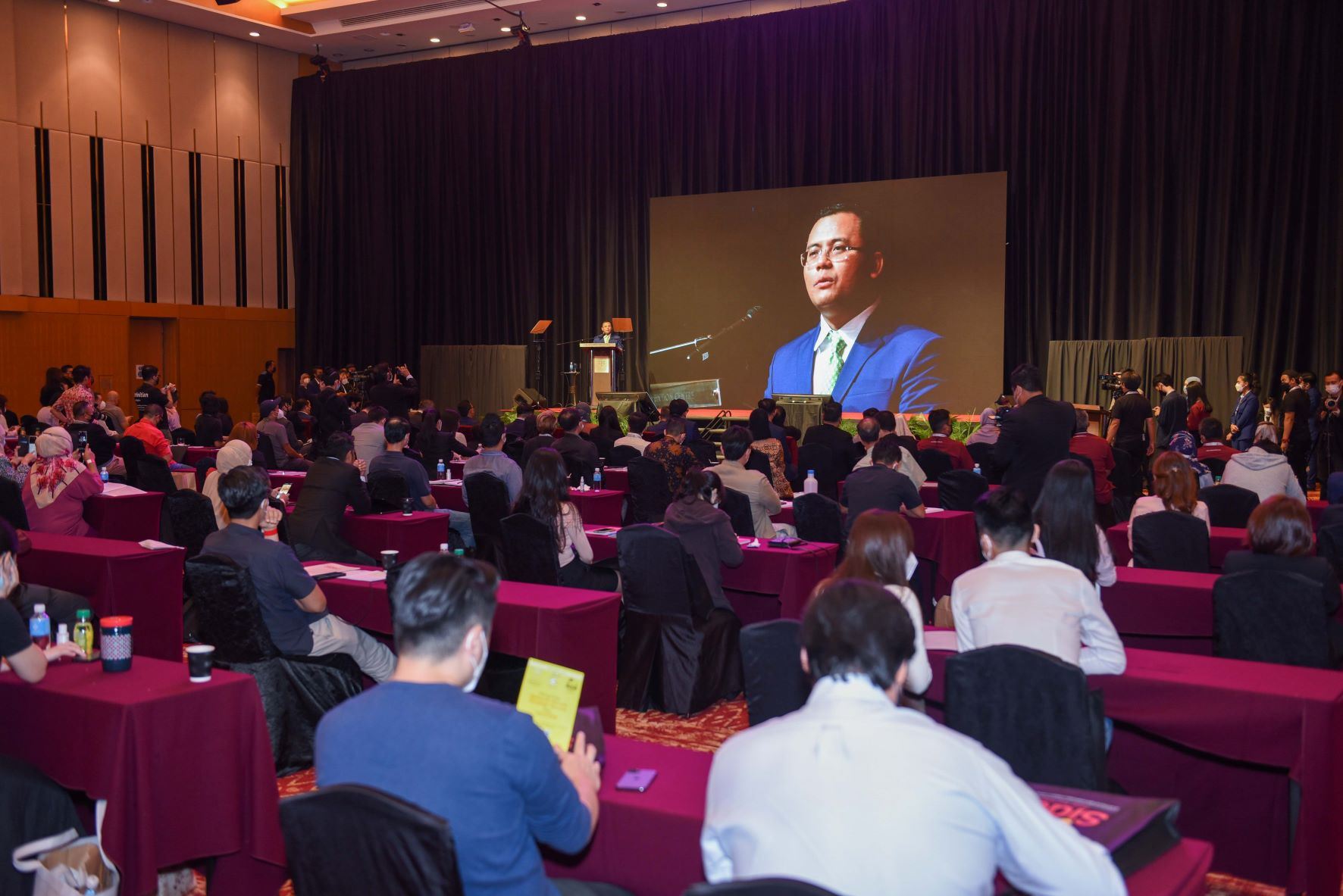 MB Selangor delivering his speech at SDEC