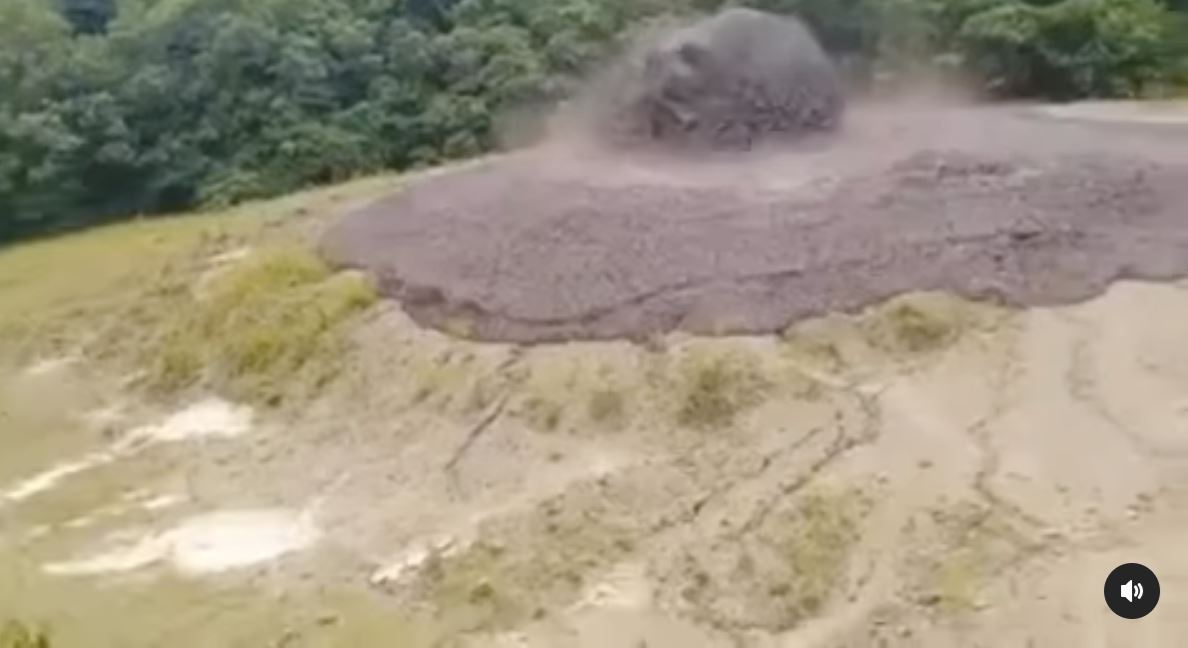 video fenomena letusan gunung berapi lumpur