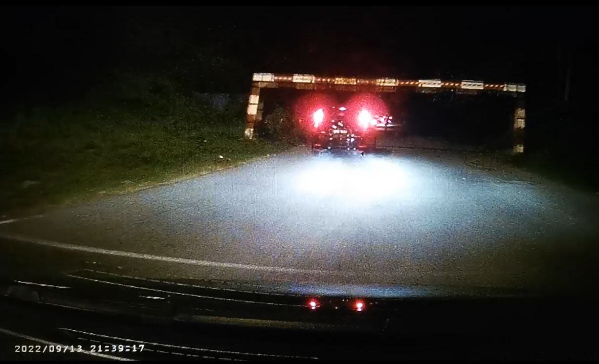 video of driver signaling the car in front of it to turn on its lights went viral online