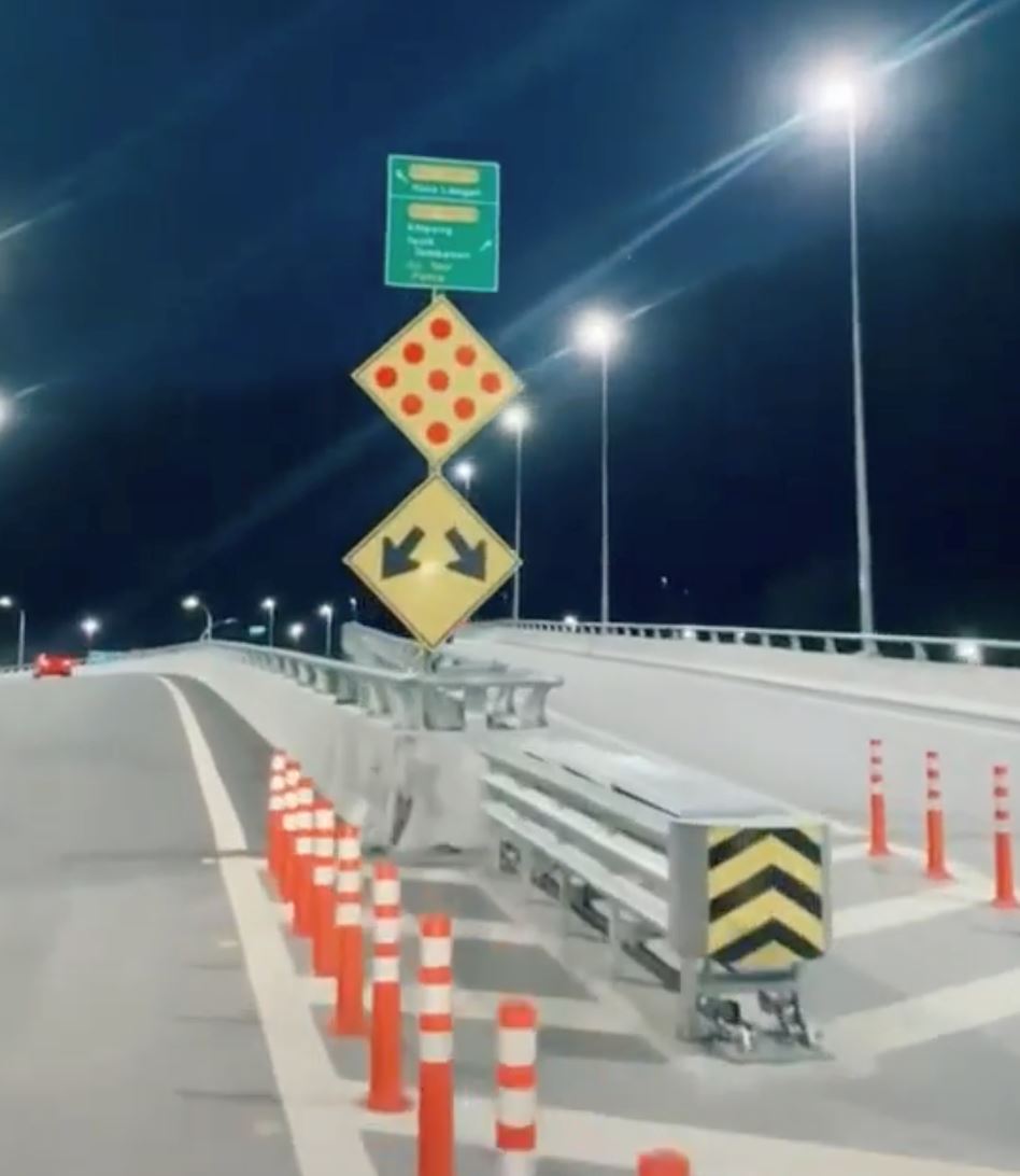 suke大道路牌小到像a4纸？网嘲像网购回来的！