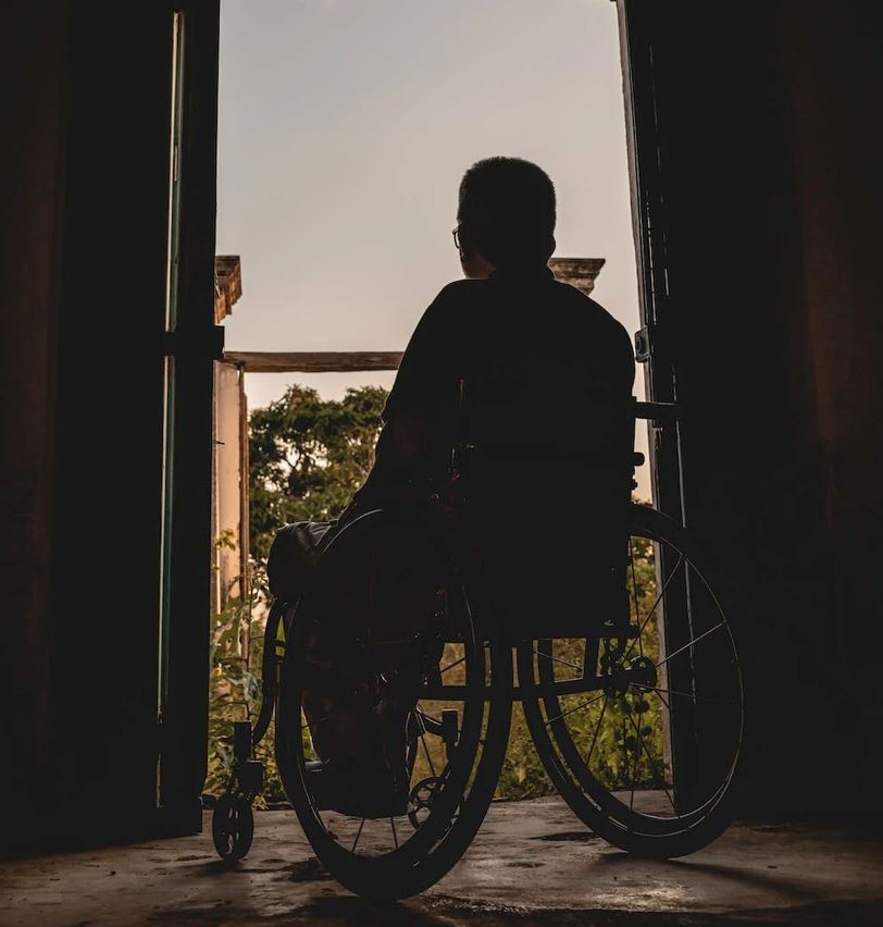 男子四度确诊新冠！严重到要坐轮椅！