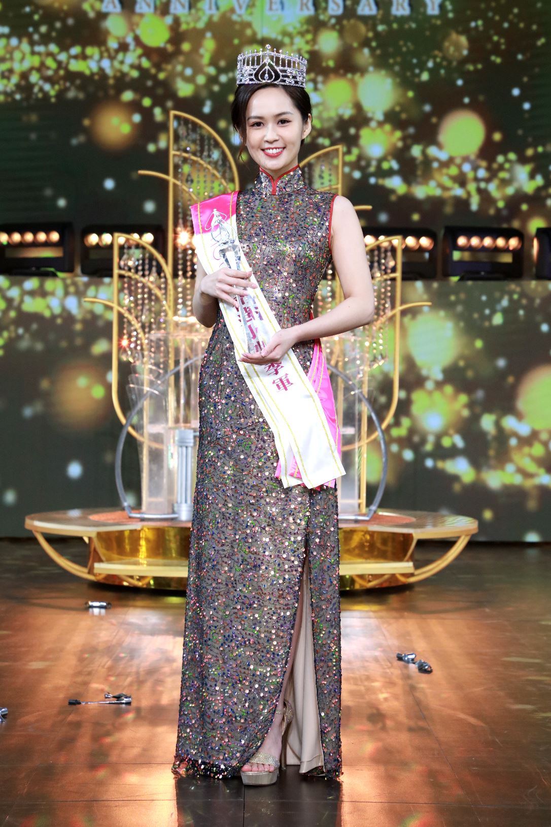 👑【2022香港小姐】8号林钰洧以美貌智慧摘冠🌹