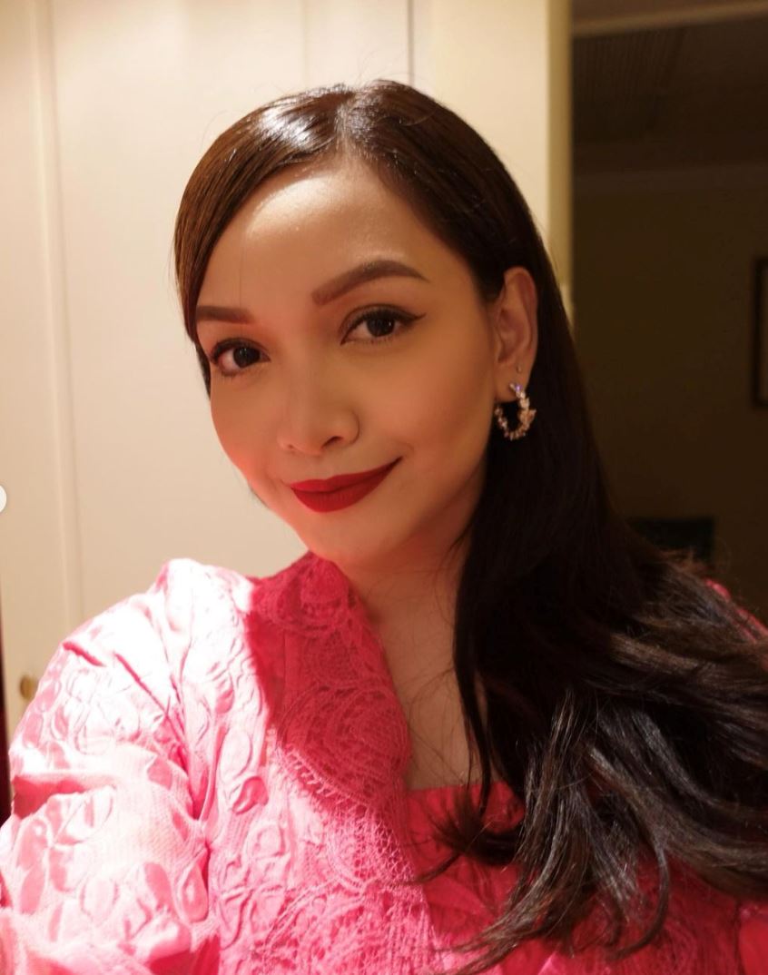 azira shafinaz hanya kawan baik sharnaaz, akui happy hidup single