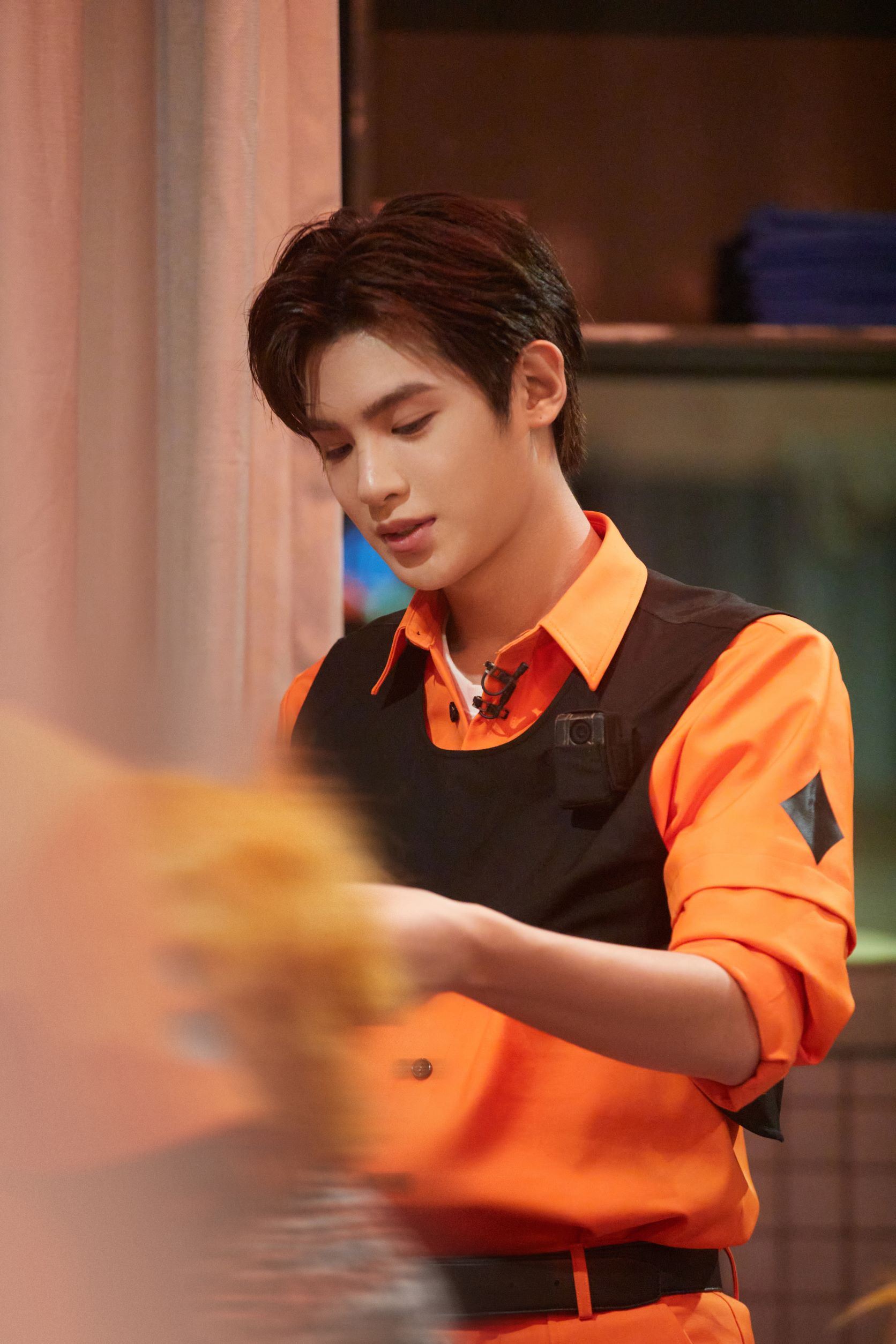 ✨杨幂重返密室大逃脱❗ 双马尾造型活力回归😍