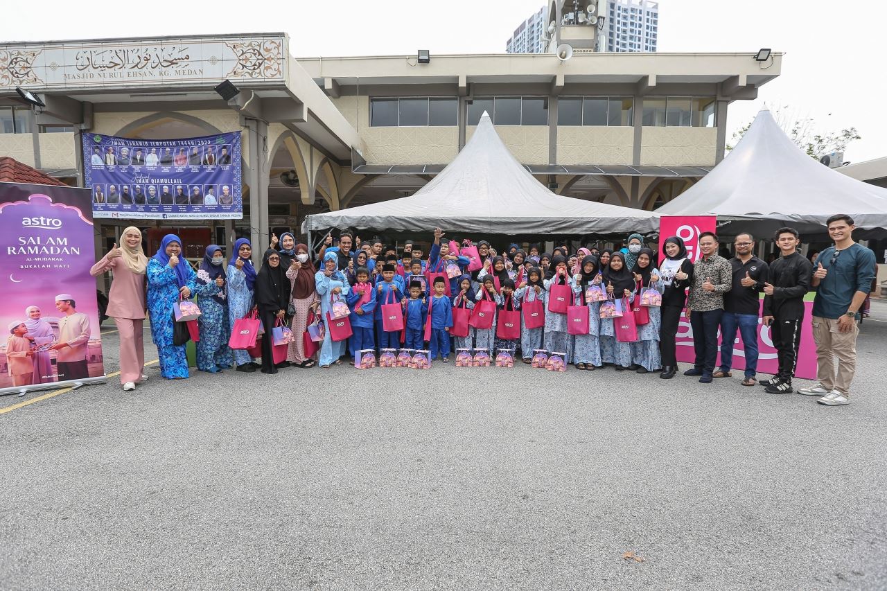 1,000 bungkus bubur lambuk diagihkan astro kasih bersama selebriti tempatan