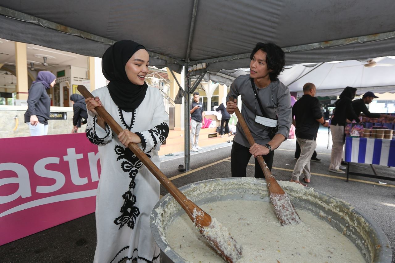 1,000 bungkus bubur lambuk diagihkan astro kasih bersama selebriti tempatan
