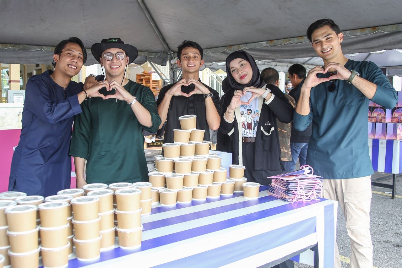 1,000 bungkus bubur lambuk diagihkan astro kasih bersama selebriti tempatan