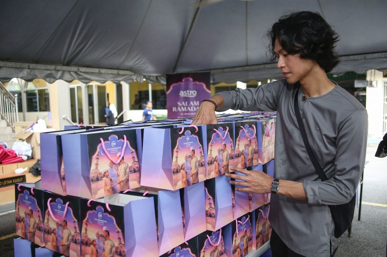 1,000 bungkus bubur lambuk diagihkan astro kasih bersama selebriti tempatan