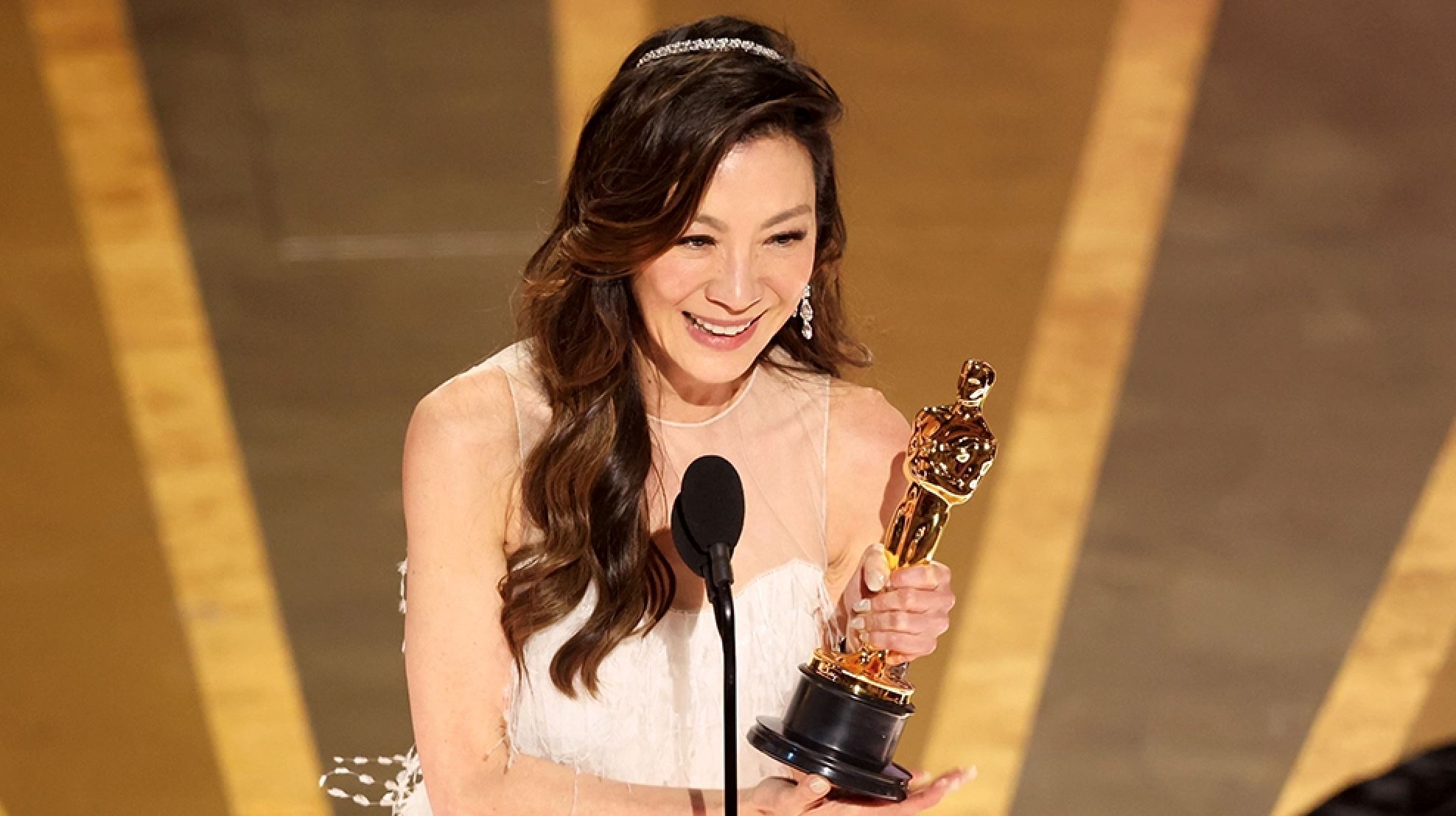 杨紫琼携奥斯卡奖返马！4月18日办粉丝见面会！