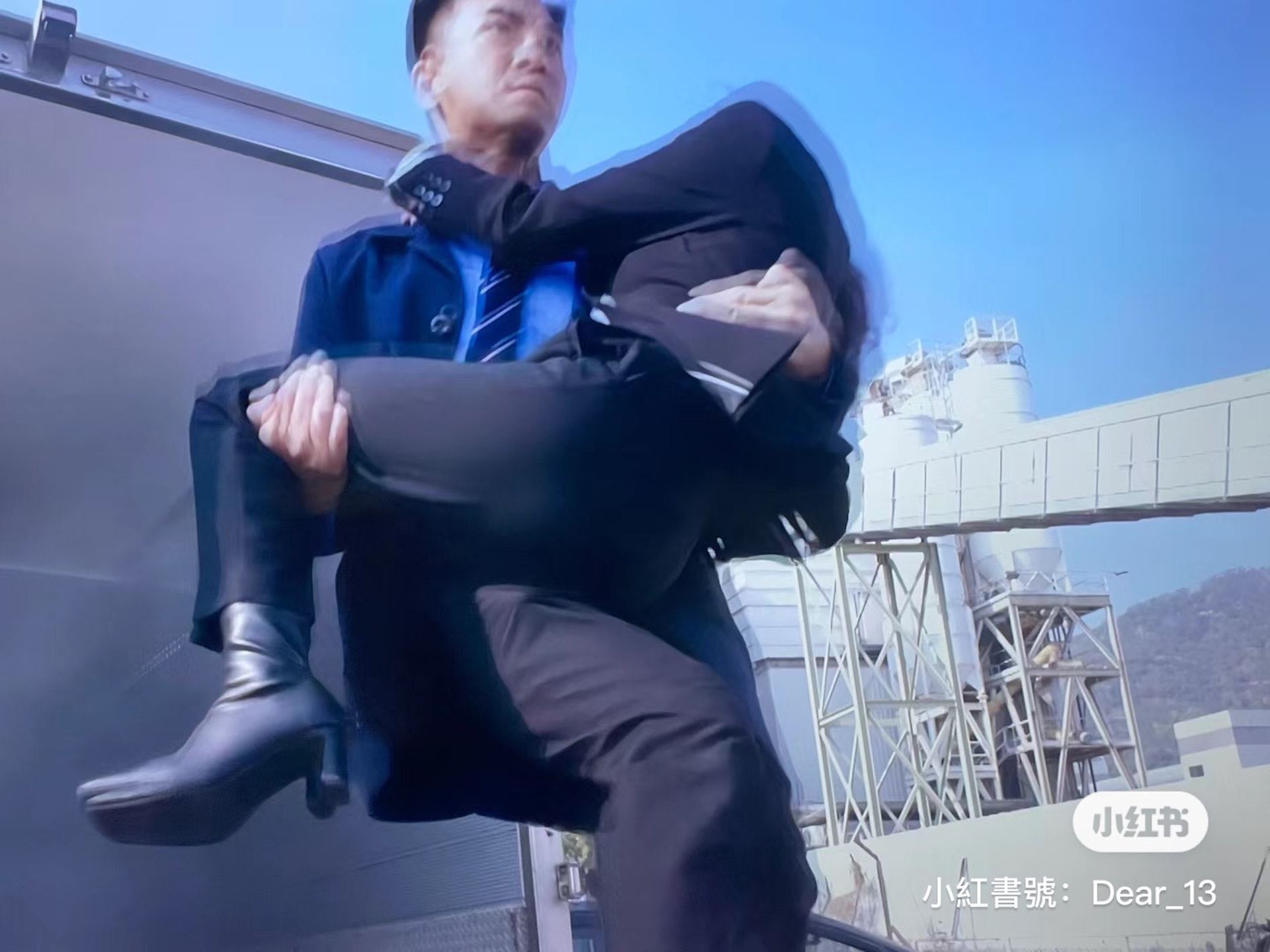 ⚠️《隐形战队》大结局有穿帮位❗️唐诗咏被马国明抱着竟换了三双鞋子😱