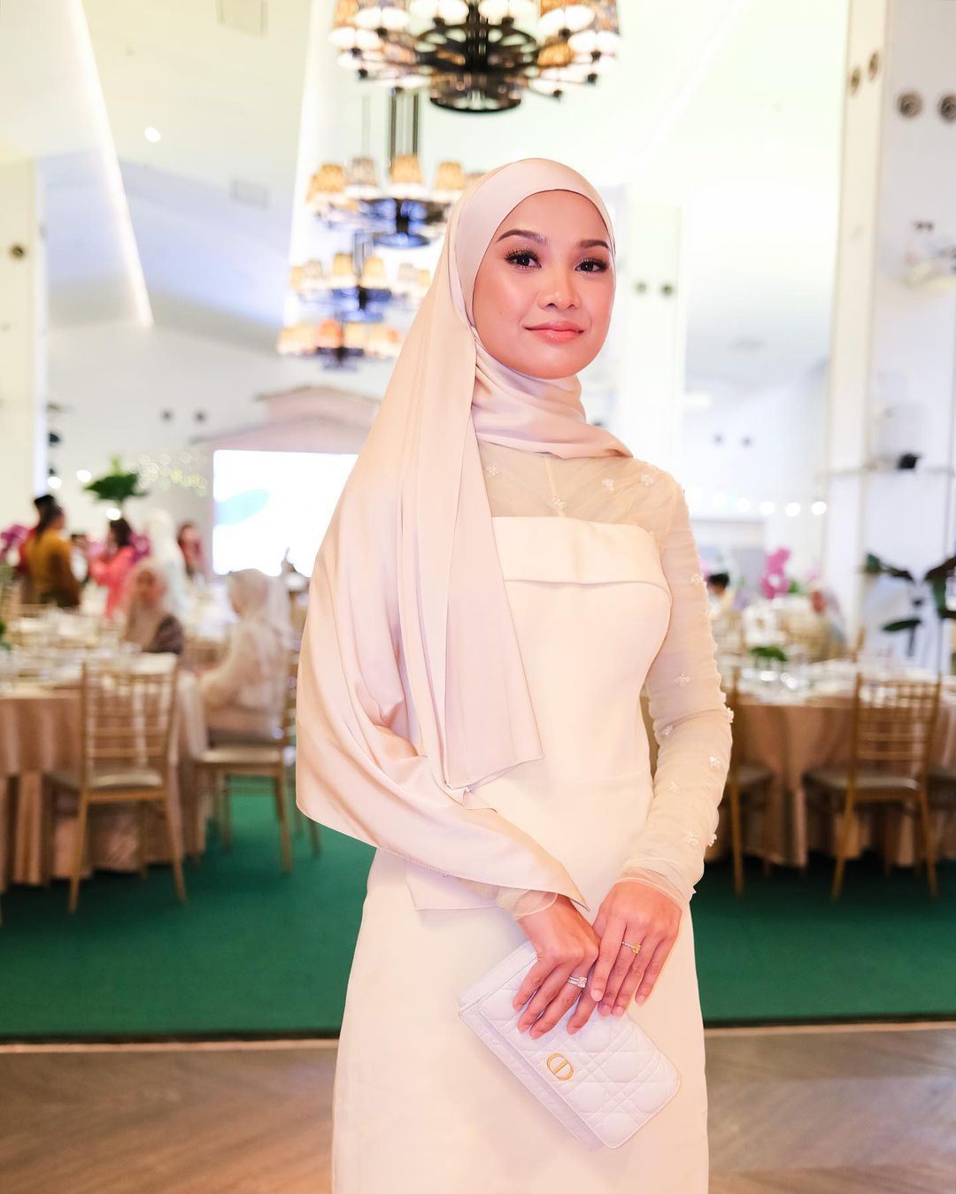 dah lambat nak pergi show, nabila razali terpaksa tahan motor nak tumpang