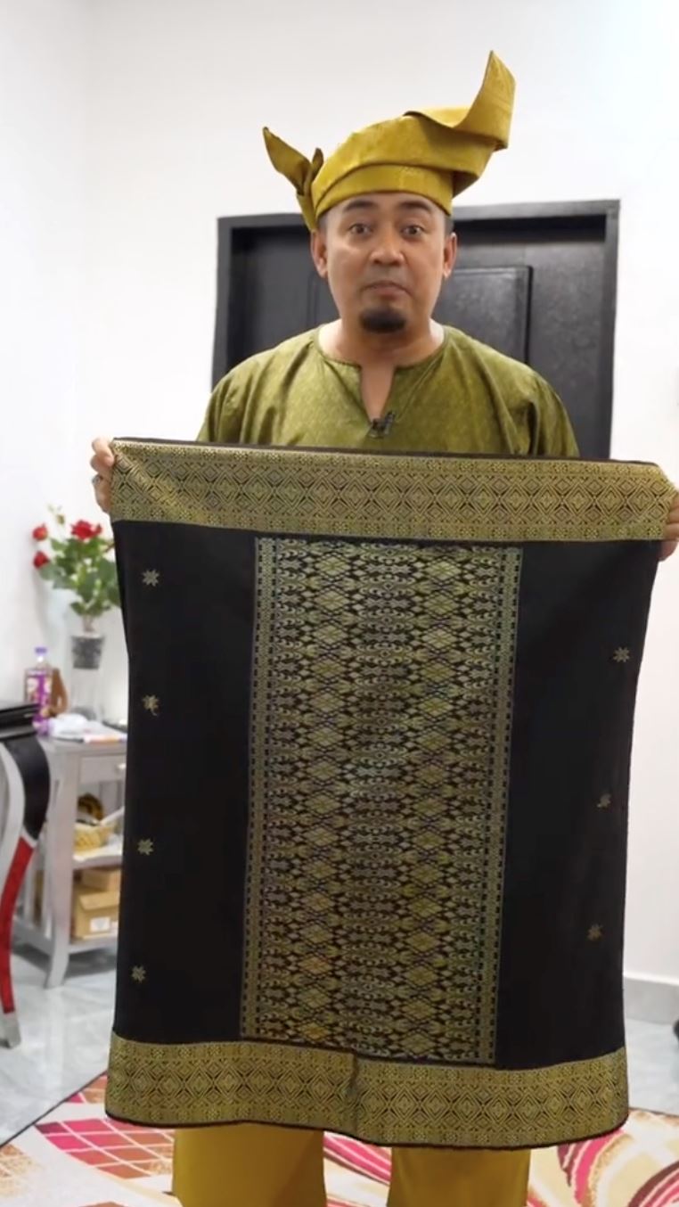 dari cara pakai sampin, boleh tahu orang itu bujang atau dah kahwin