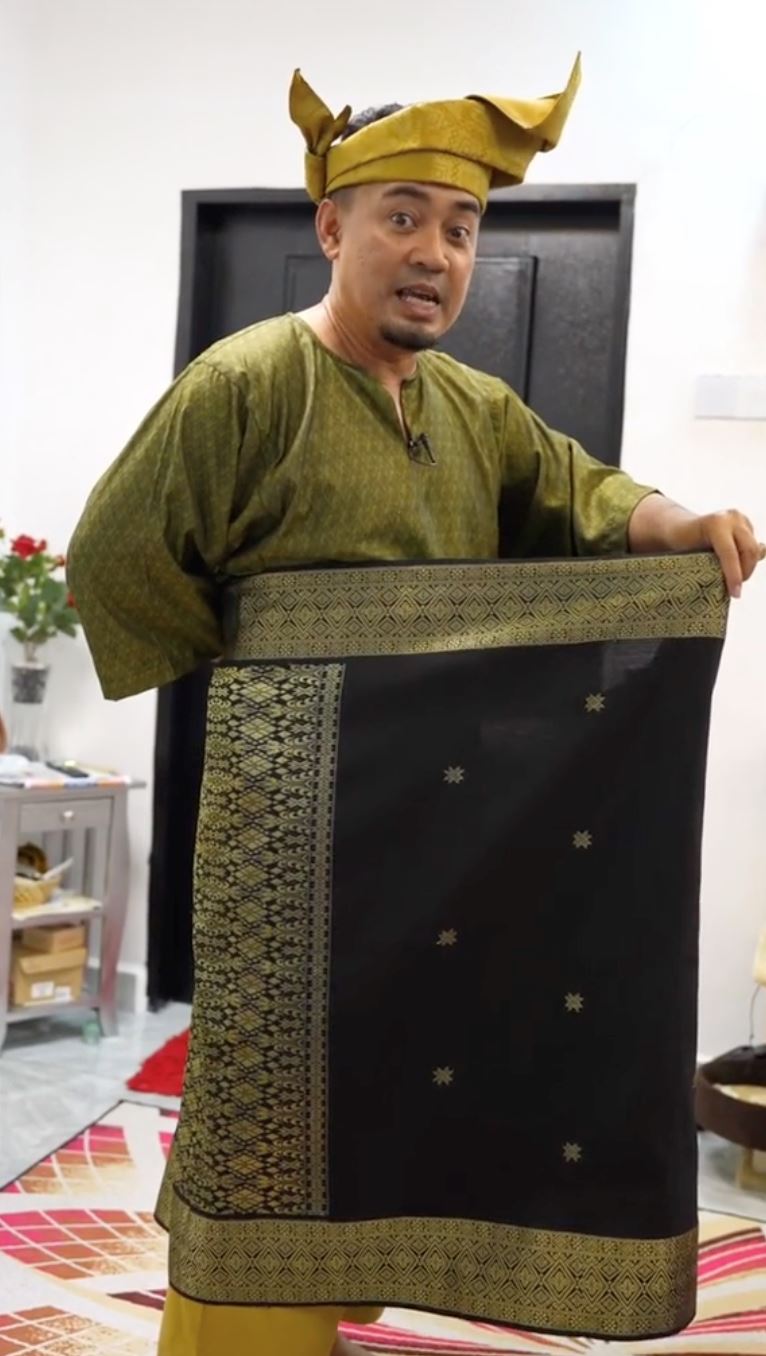 dari cara pakai sampin, boleh tahu orang itu bujang atau dah kahwin