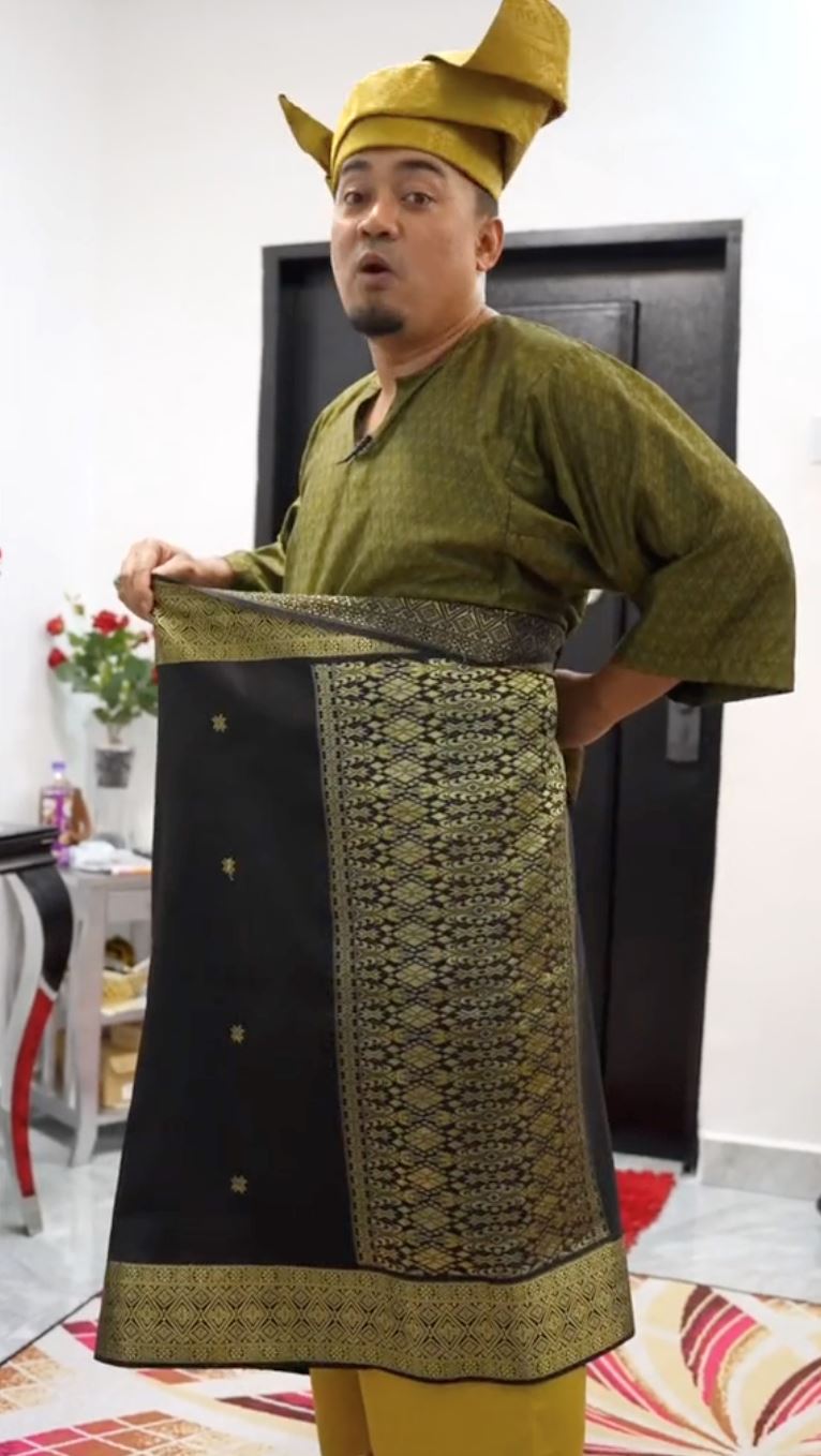 dari cara pakai sampin, boleh tahu orang itu bujang atau dah kahwin