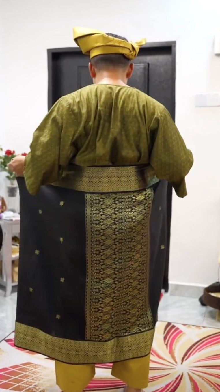 dari cara pakai sampin, boleh tahu orang itu bujang atau dah kahwin