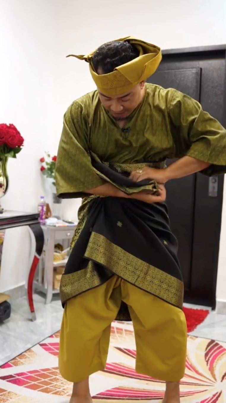 dari cara pakai sampin, boleh tahu orang itu bujang atau dah kahwin