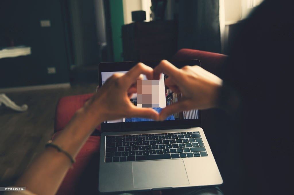 lelaki baru tahu teman wanita online dikenalinya rupanya isteri kawan baiknya sendiri