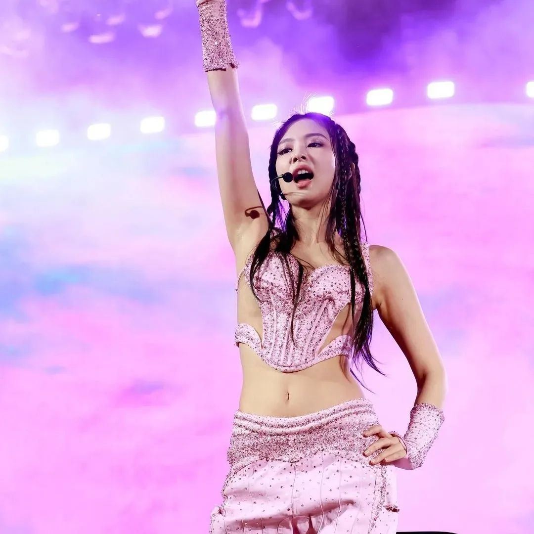 jennie性感战服再引热议！粉丝怕走光！