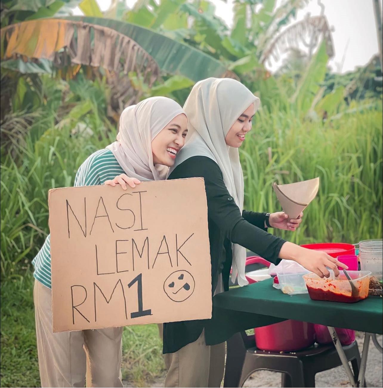 heartwarming! food vendor in perak goes viral selling pakced nasi lemak for only rm1!