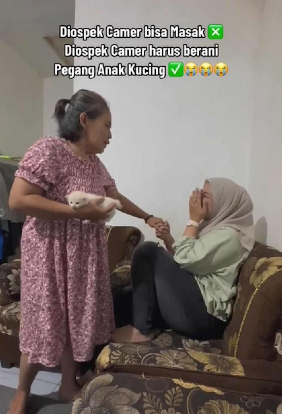 gadis takut kucing diuji bakal ibu mentua suruh pegang anak kucing