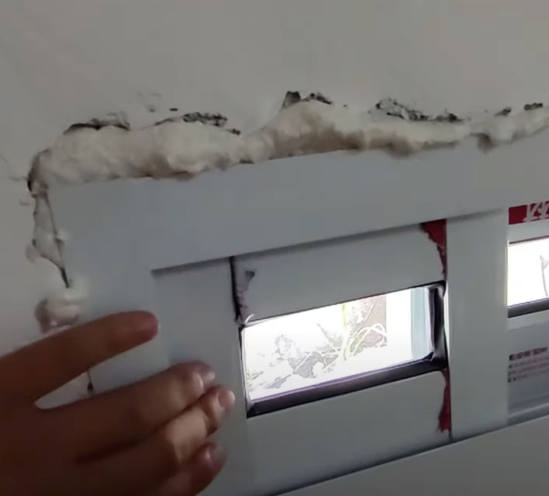 tak masuk akal, bilik dengan tingkap sebesar tapak tangan ini disewa pada rm634 sebulan