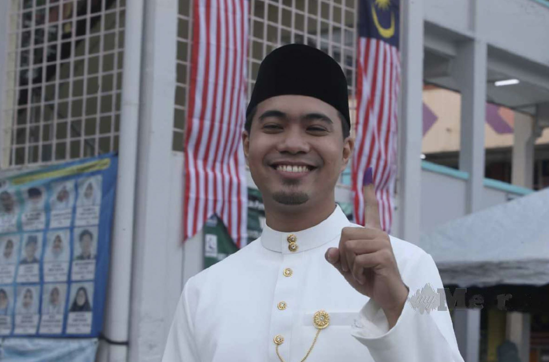 netizens praise m’sian groom-to-be casting his vote on the way to wedding wearing baju melayu! 
