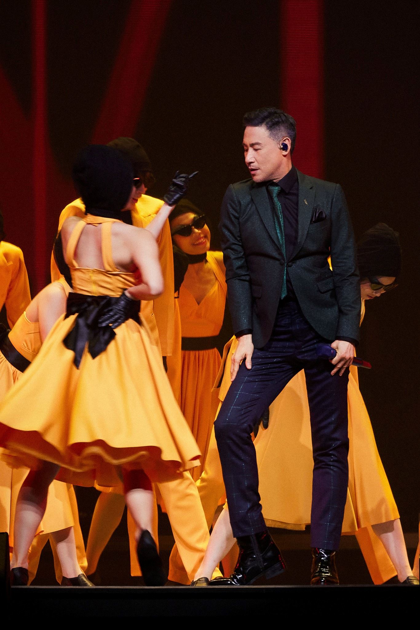 “歌神” 张学友演唱会中途让粉丝选择继续还是暂停❗身体不适仍坚持完成表演🔥