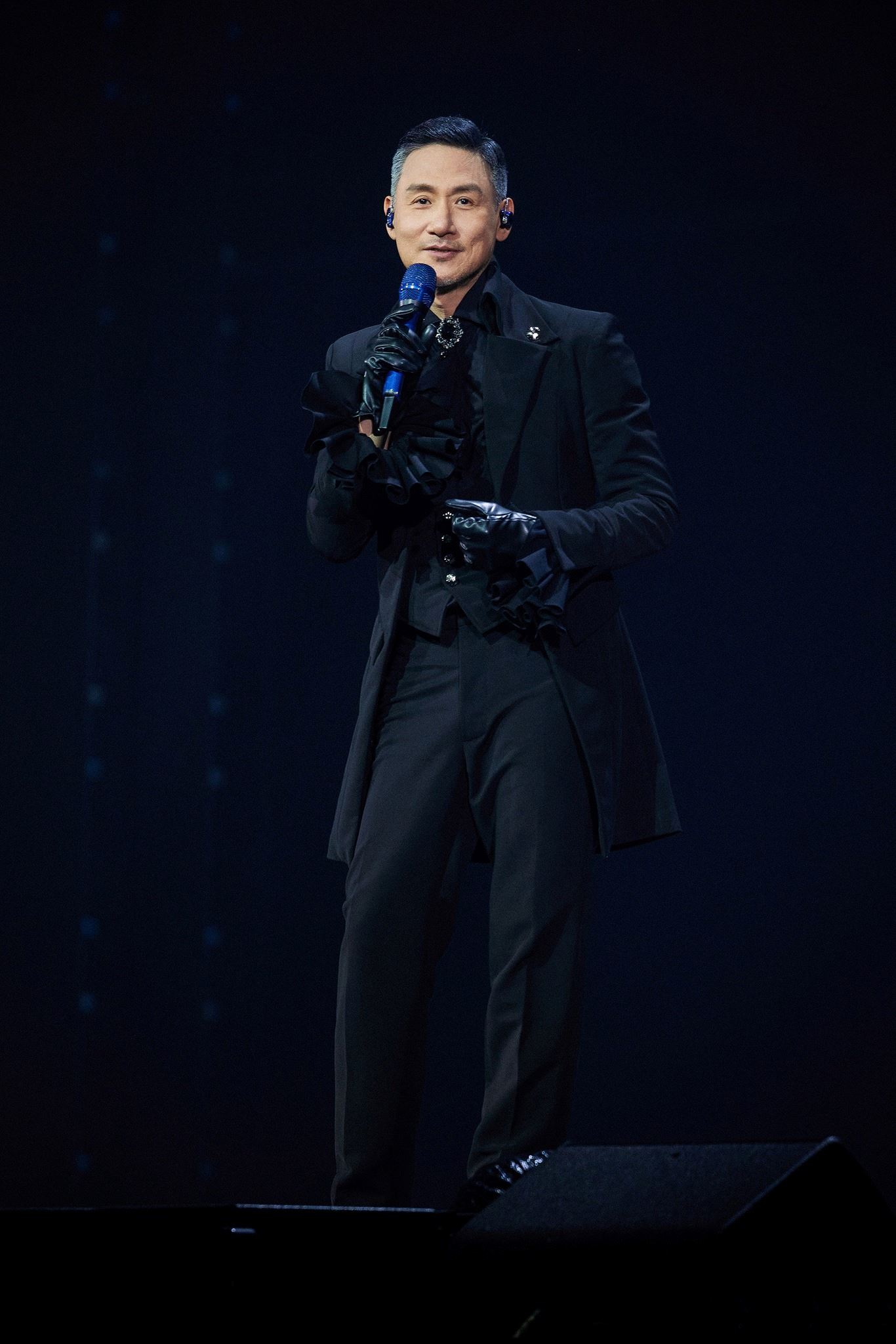 “歌神” 张学友演唱会中途让粉丝选择继续还是暂停❗身体不适仍坚持完成表演🔥