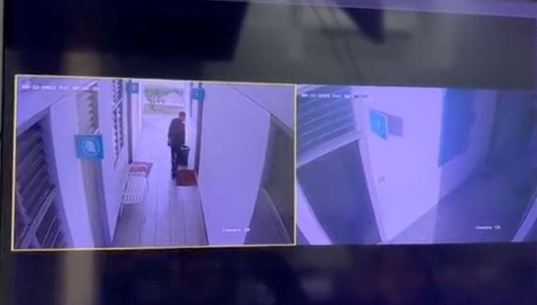 wanita terkejut lihat telefon bimbit rakam dirinya masa buang air dalam tandas stesen minyak