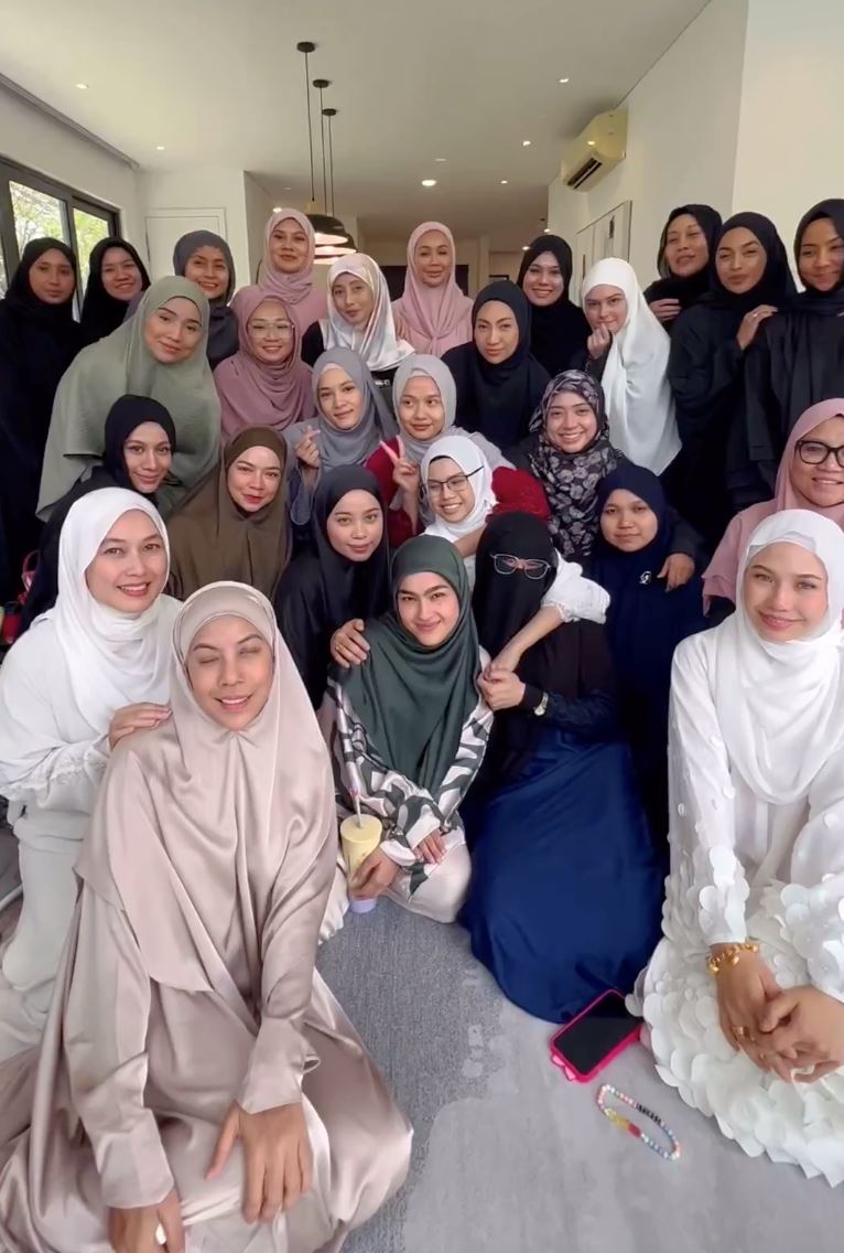 peminat titip doa bila lihat nora danish tampil sopan bertudung, berjubah