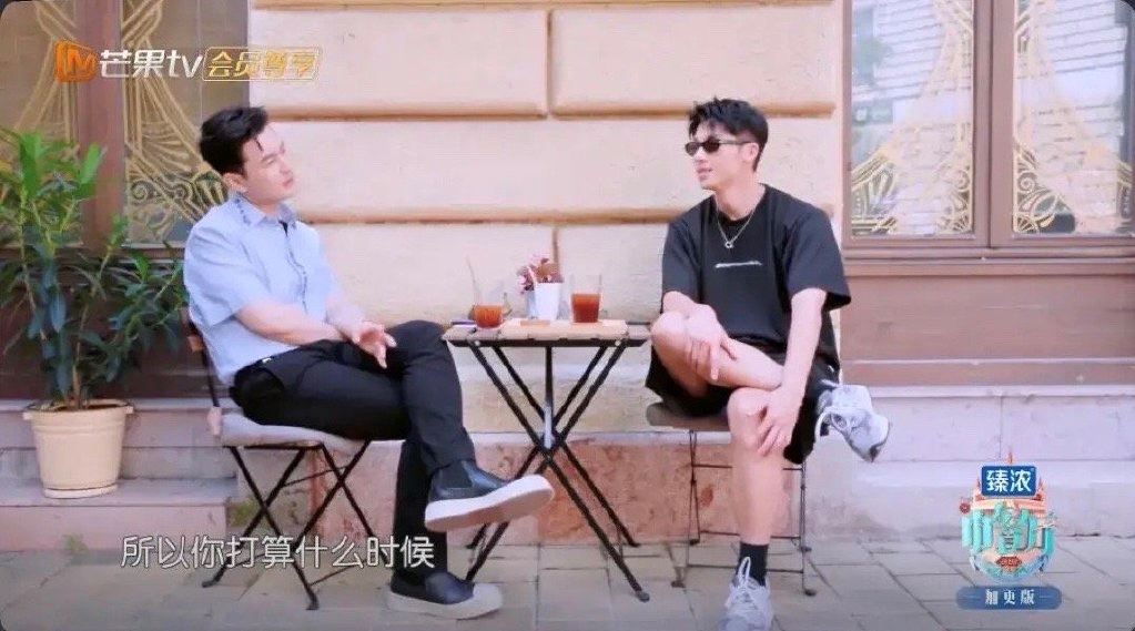 许光汉被黄晓明催生子❗尴尬得采取战术性喝水缓解气氛🤣