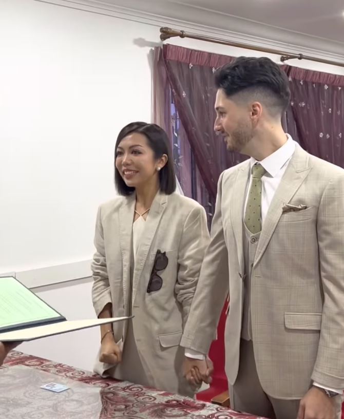 🎉大马youtuber jenn chia和男友jon正式成为夫妻啦❗领证时俩人双双流下幸福的眼泪💕