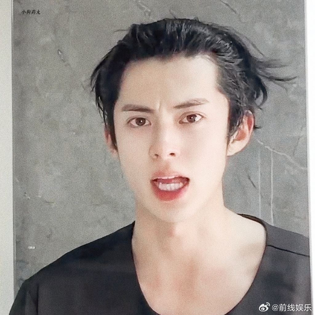 王鹤棣素颜惊艳全场❗狂扇自己20几下暴力卸妆🔥