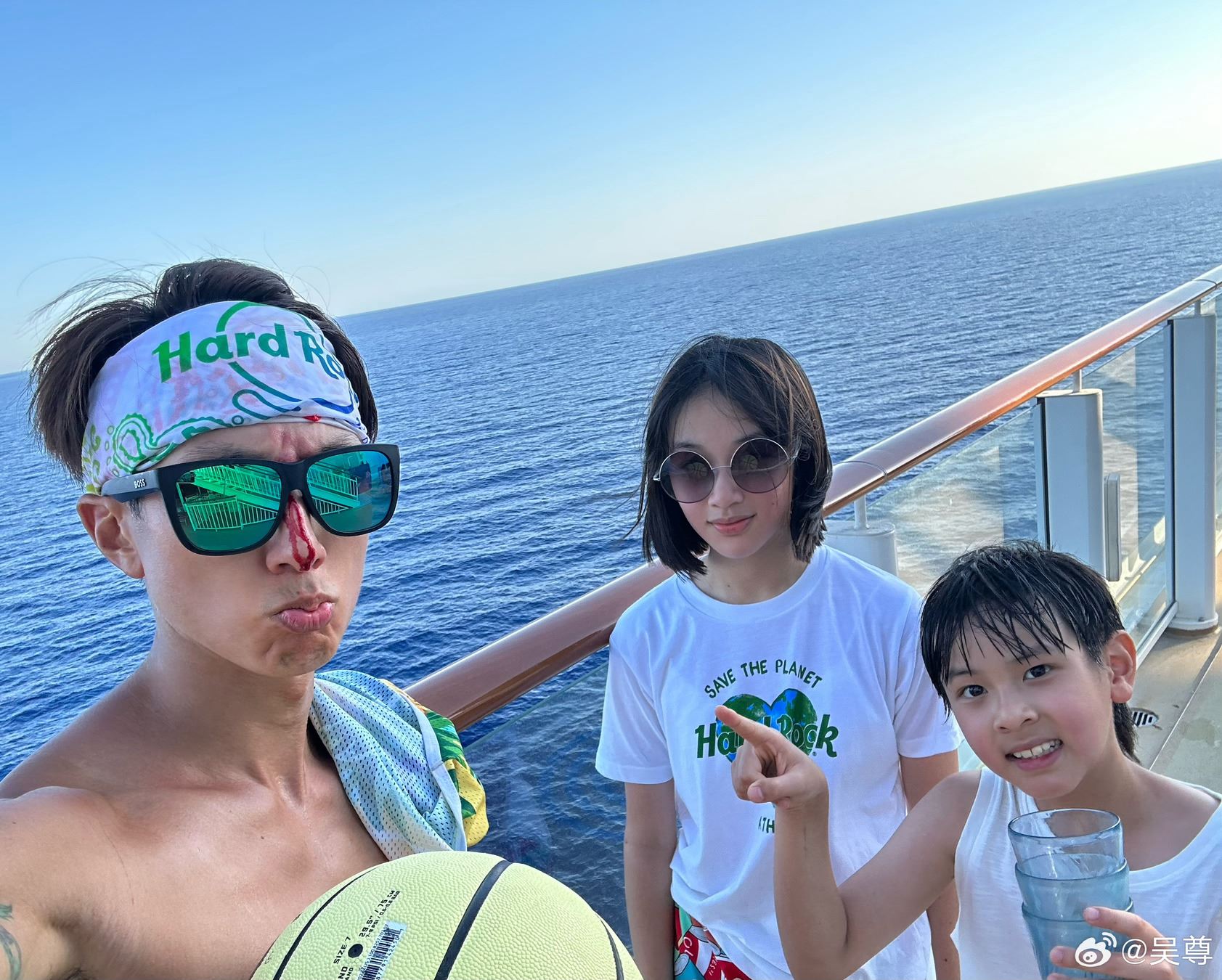 吴尊在打篮球的时候不慎受伤❗和儿女3对3打伤鼻子狂流血😱