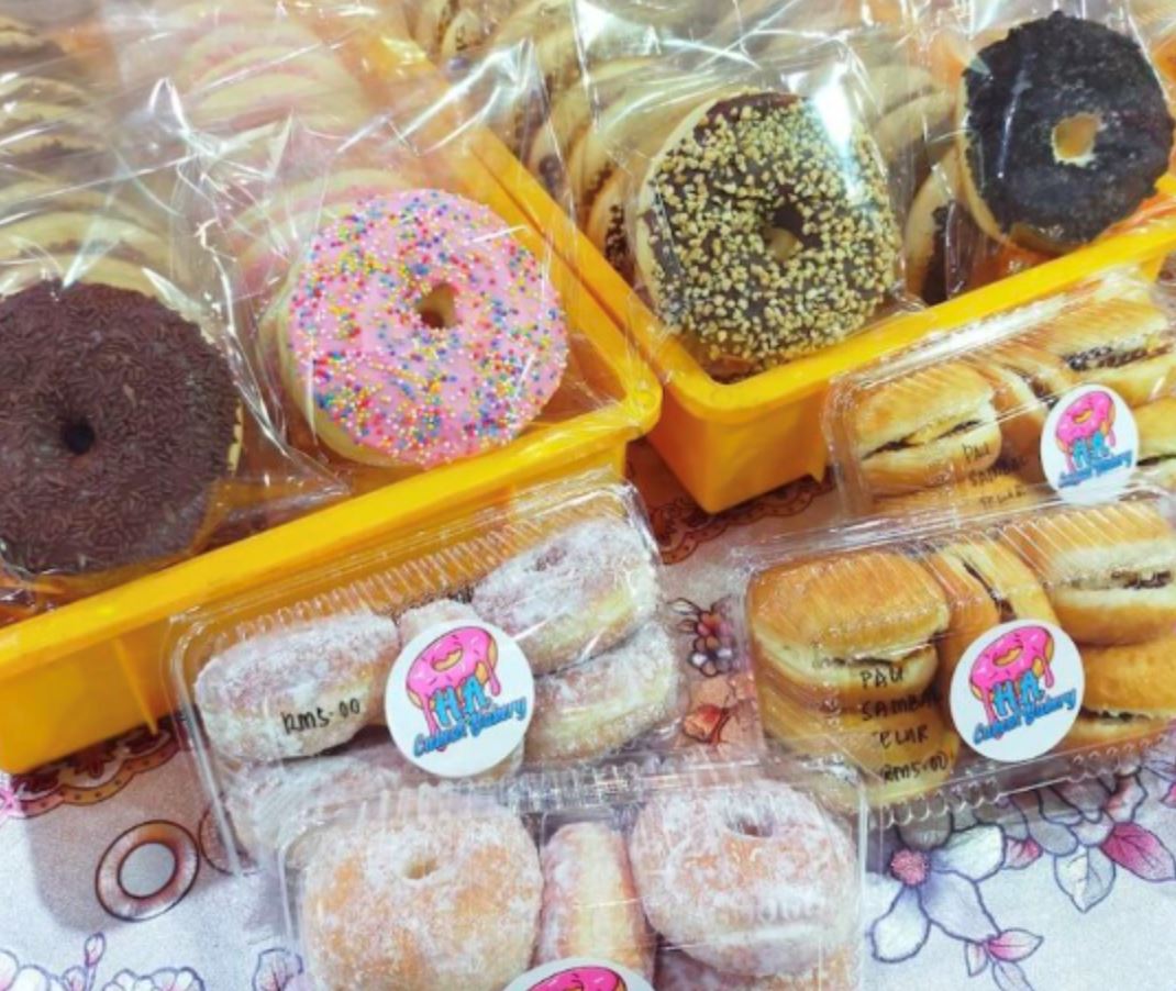 johor couple quits full-time job, earns rm12,000 monthly selling donuts!