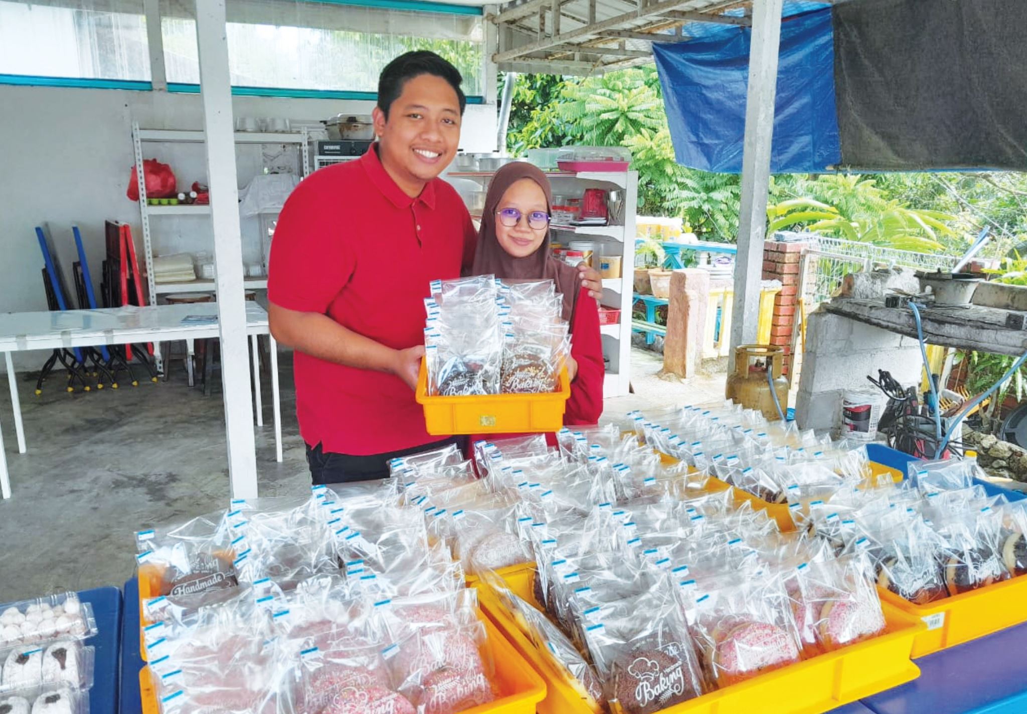 johor couple quits full-time job, earns rm12,000 monthly selling donuts!