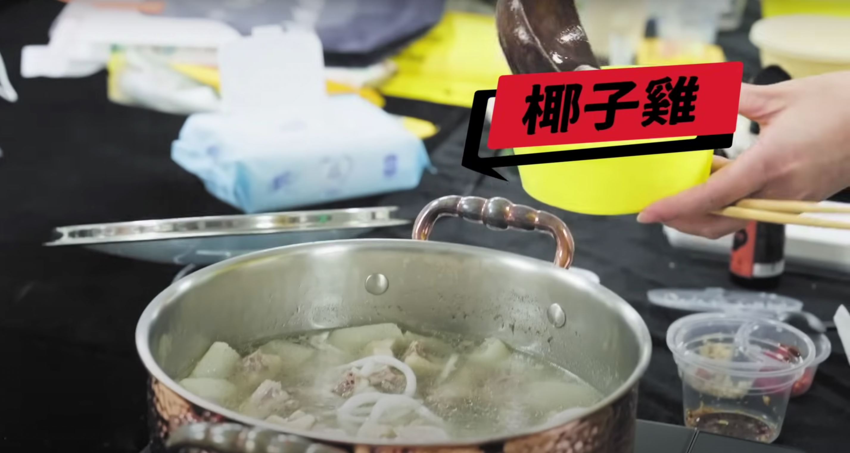 蔡依林狂炫深圳美食❗被一杯像“脑汁”的饮料吓坏😱