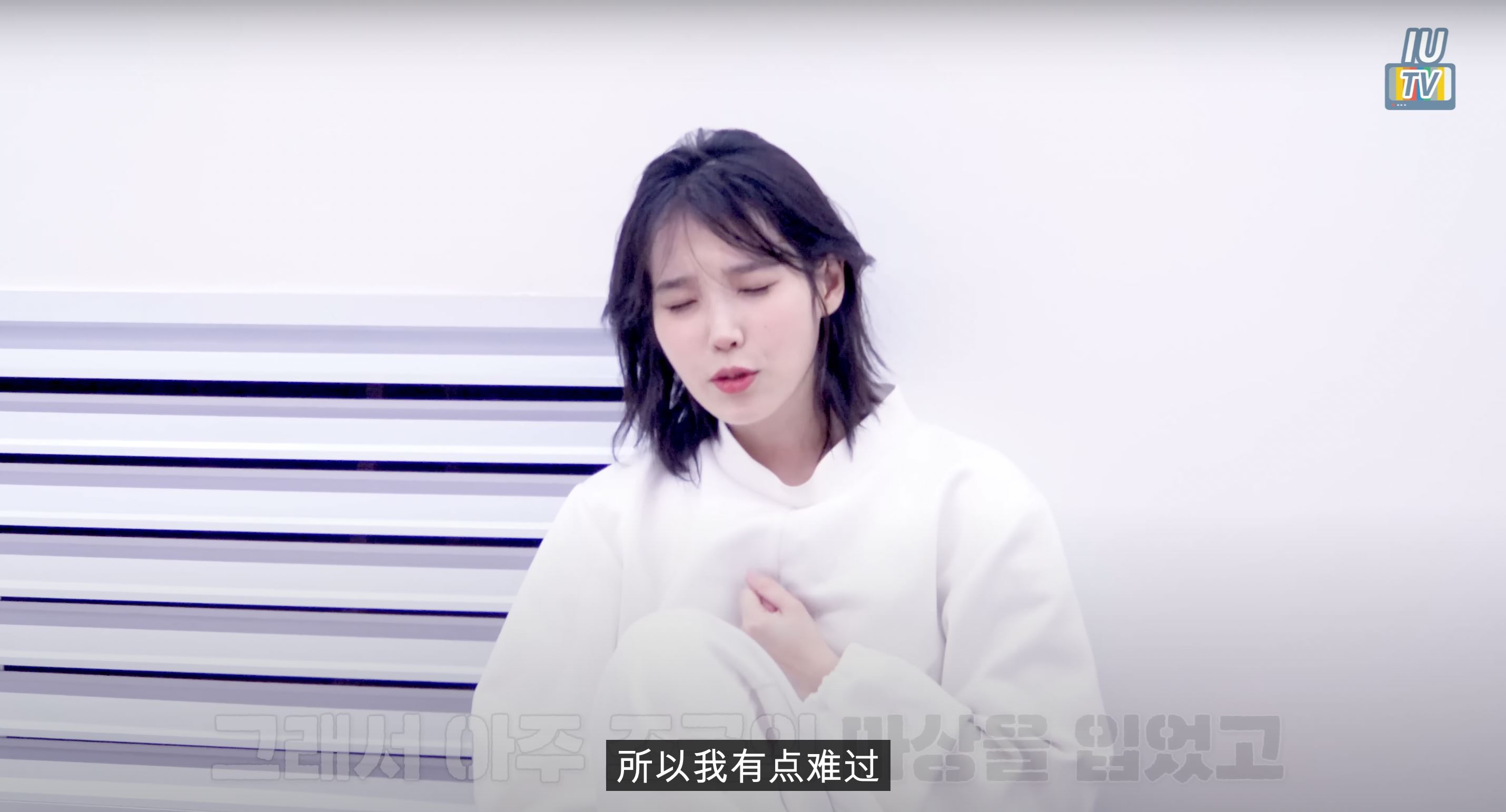 国民妹妹iu装扮棉花糖人偶出现在展览❗结果没人认出自己超难过😭