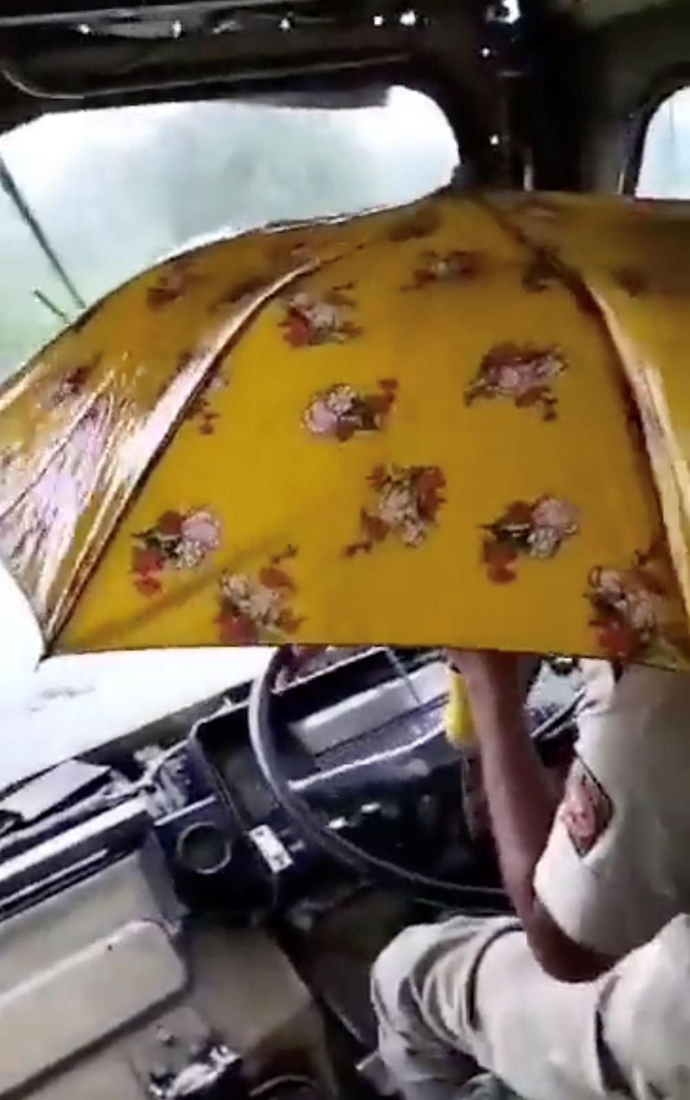 bumbung bas bocor, pemandu terpaksa drive pegang payung sebelah tangan [video]