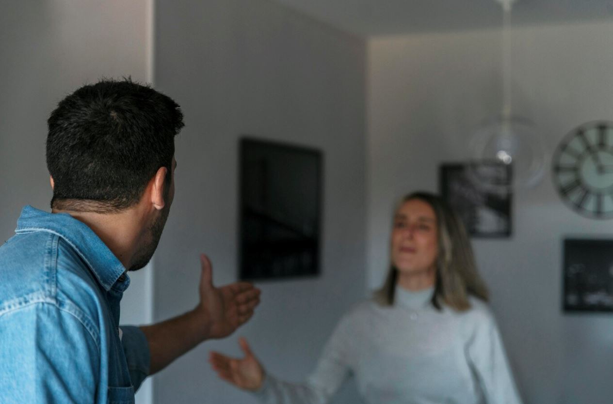 si isteri mengamuk, gigit telinga kanan suami sampai putus